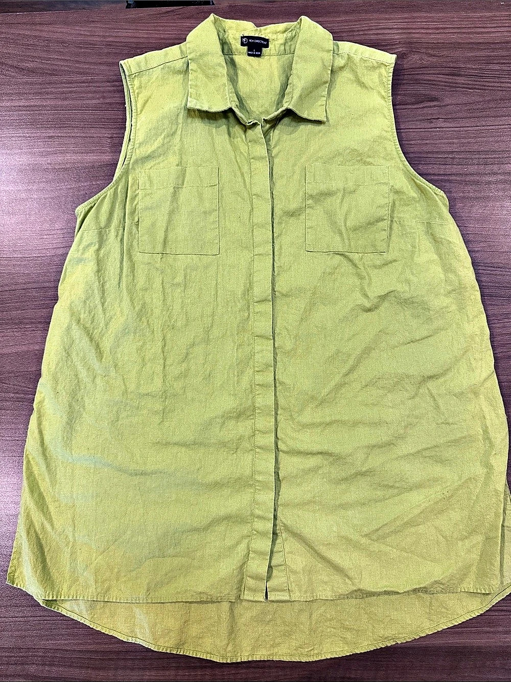 New Directions Sleeveless Button Down in Green Size Medium